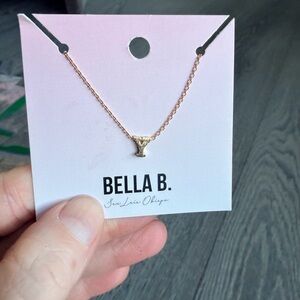 Gold Initial Charm Necklace "Y"